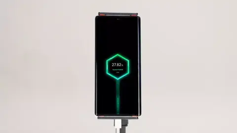 4 perc alatt 50%-os töltöttséget ígér a 180 W-os gyorstöltés