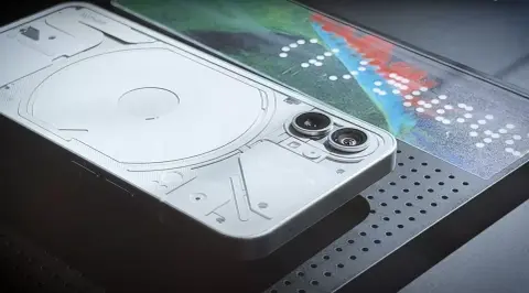Több mint 1,1 millió forintot fizettek az első Nothing Phone (1)-ért