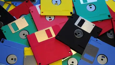 Japánban végre kormányzati szinten is véget érhet a floppyhoz és a CD-hez való ragaszkodás