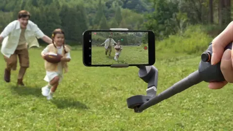 Egyszerre két mobilos stabilizátorral állt elő a DJI, jött olcsóbb modell is
