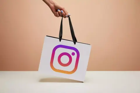 Elteszi az emberek elől a bevásárló táskát az Instagram