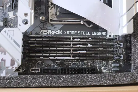 A DDR5-ös DRAM slotokra ragasztott matrica okozott problémákat az ASRock új alaplapjainál