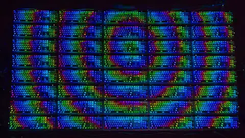 40 darab aRGB LED billentyűzetből készítettek „videófalat” – Látványos lett