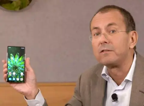 Széthúzható kijelzős mobilt és notebookot villantott a Lenovo