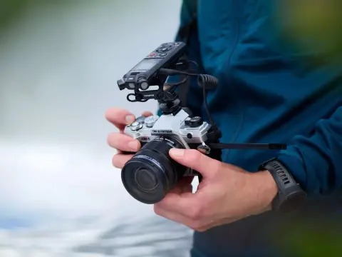 Az utazó fotósokat, videósokat veszi célba az OM System OM-5 fényképező