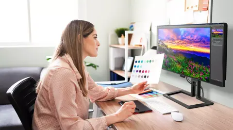 Brilliáns 4K-s monitort mutatott be a Philips – Mini-LED háttérvilágítással és Thunderbolt 4 dokkolóval