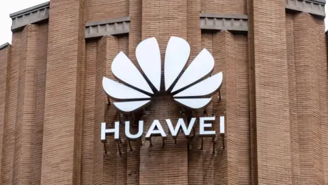 Az FCC tiltólistára teszi a Huawei-t és a ZTE-t, de más gyártók is érintettek