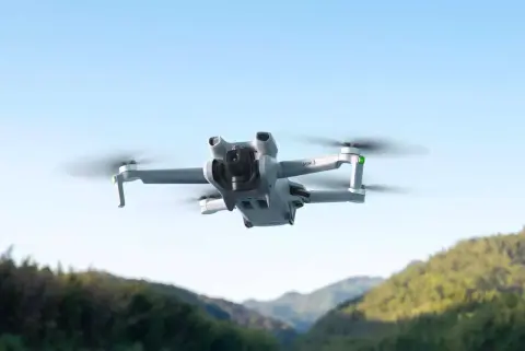 Hosszú üzemidőt és meglepően jó kamerát nyújt az olcsó és könnyű DJI Mini 3 drón