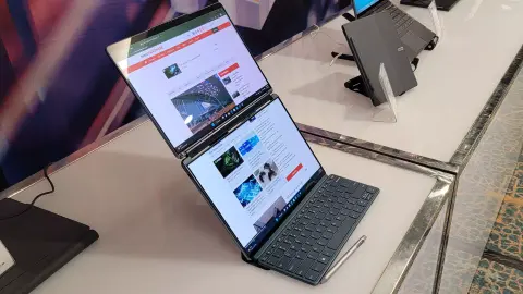 Két darab 13 hüvelykes OLED érintőkijelzőt kapott a Lenovo Yoga Book 9i