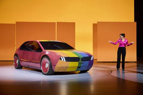 Az egész szélvédőt kijelzőnek használná a BMW