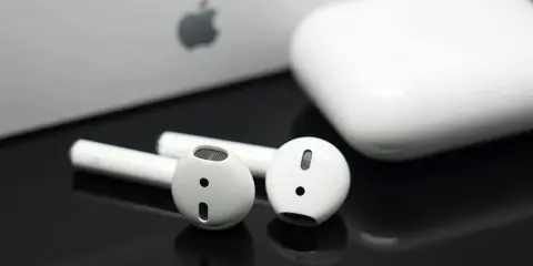 Jöhet a tömegek számára elérhetőbb AirPods, és frissülhet a csúcsmodell is