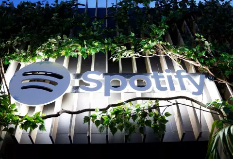 Az asztalra csapnak a zenestreaming platformok, az Apple megregulázását követelik