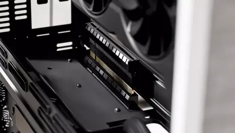 Gondok vannak a Fractal Design Ridge számítógépházának gyári riser kártyájával
