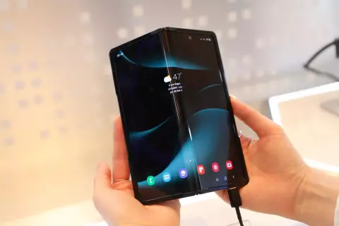 360 fokban hajtogatható mobilt villantott a Samsung