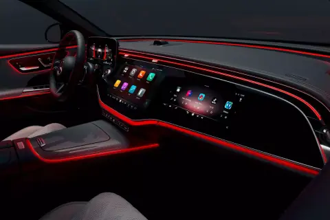 Óriáskijelző, TikTok támogatás, szelfikamera – Ezt ígéri az új Mercedes E-osztály