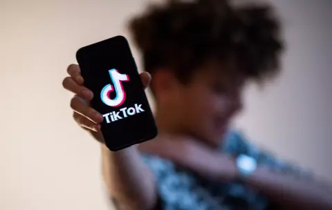 Automatikusan limitálni fogja a tinik használati idejét a TikTok