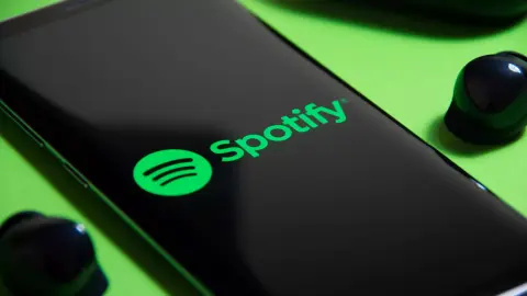 Átalakul a Spotify alkalmazása, a zeneajánlások és a videók előtérbe kerülnek