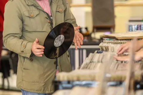 Újra lenyomta bakelit a CD-ket, szépen nő a fizikai hanghordozók forgalma