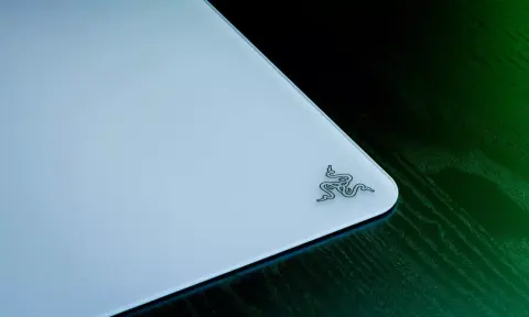 Edzett üveglap alapú gamer egérpaddal jelentkezik a Razer
