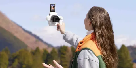 Vloggereknek készített profibb kamerát a Sony