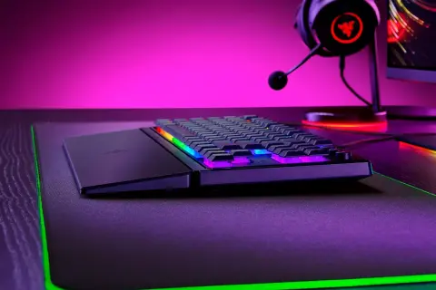 Hibrid kapcsolókkal érkezik a Razer új gamer billentyűzete, a kompakt Ornata V3 TKL