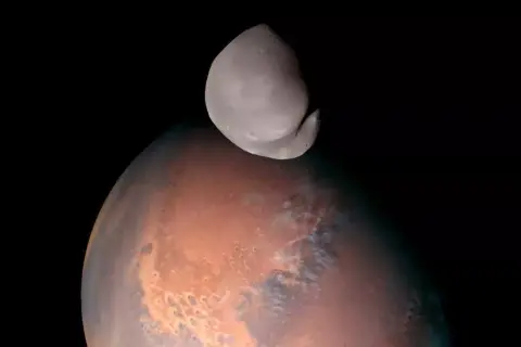 Először készültek közeli képek a Deimos holdról