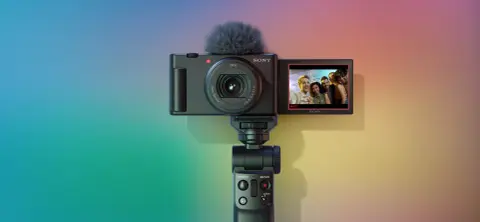 Három év elteltével frissült a Sony vloggereknek szánt kompakt kamerája