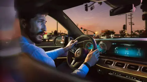 Beülteti a sofőrök mellé a ChatGPT-t a Mercedes-Benz