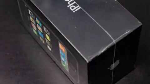 Több mint 60 millió forintért kelt el a valaha gyártott legritkább iPhone