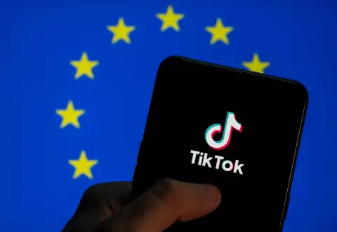 Enged a TikTok Európában, kikapcsolható lesz a „csodaalgoritmus” legfontosabb eleme