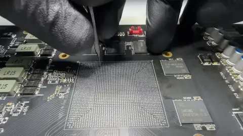 Van, amikor már csak nagyon extrém módon, fúrással és „PCB" rétegek marásával lehet javítani egy videokártyát
