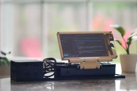 USB-C portos power bankról működik az Intel alapú hordozható mikroszámítógép, amihez még OLED kijelző is tartozik