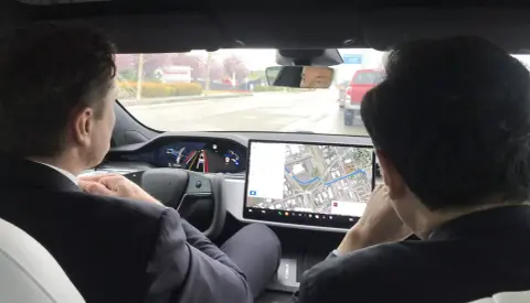 Musk elvitte egy körre a Tesla legújabb önvezető szoftverét, de inkább ne tette volna
