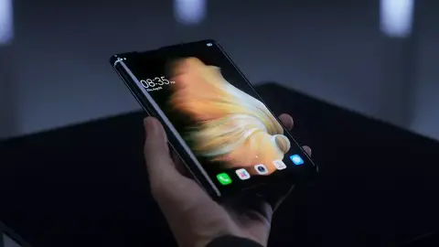 Széthúzható mobilt villantott a Tecno