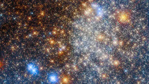 Több százezer csillag ragyog a Hubble új képén
