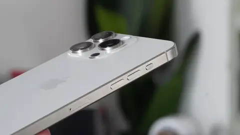 Elszíneződik az iPhone 15 Pro titán kerete a fogdosástól?