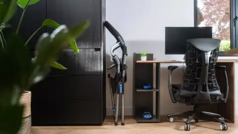 A Logitech új gamer „versenyszékét” félbe lehet hajtani, ha végeztünk a szimulátorozással