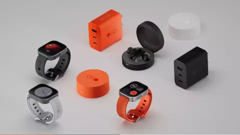 Itt van a Nothing olcsó okosórája és fülese, plusz egy adapter is jött