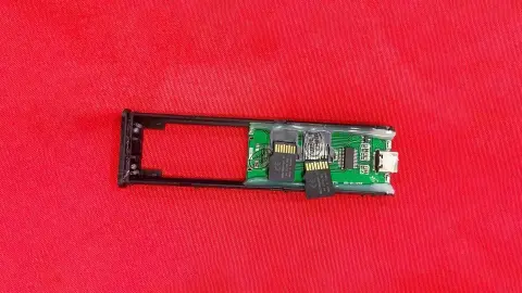 Két microSD memóriakártya lapult a kedvező árú 512 GB-os külső SSD házában az M.2-es NVMe SSD helyett