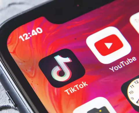 Már a YouTube és a TikTok is az EU célkeresztjébe van a háború miatt