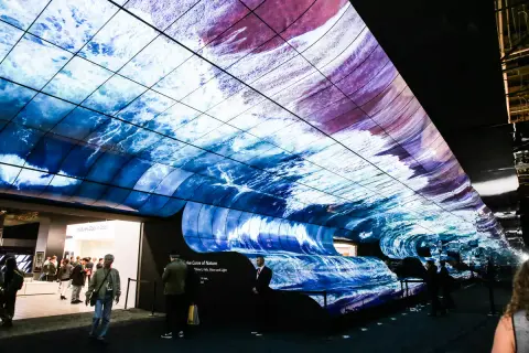 8 méteres áttetsző OLED asztalt épített az LG