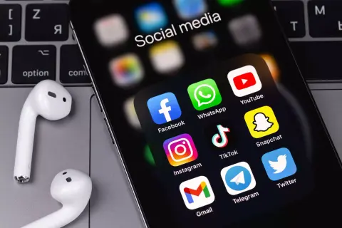 A Facebookon él a magyar, és borzasztóan bizalmatlan – derült ki egy EU-s felmérésből