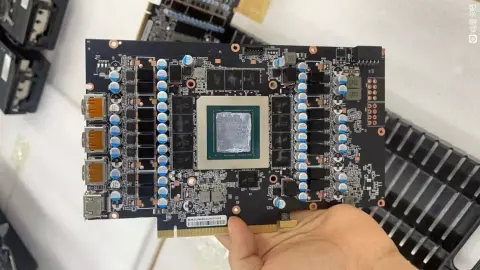 Plăcile grafice GeForce RTX 4090 sunt dezasamblate și transformate în modele AI-friendly, într-o fabrică chineză