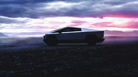 Ezt is megértük: Elindult a Tesla Cybertruck szállítása, minden kiderült a járműről