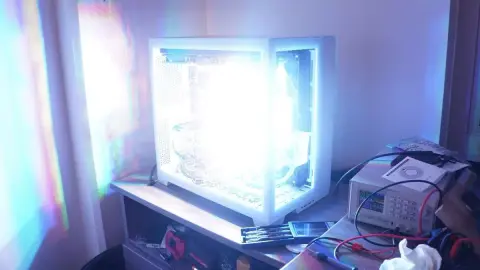 1200 W-nyi RGB LED világítás került egy számítógépházba, dupla folyadékhűtés is kellett a fényforrásokhoz