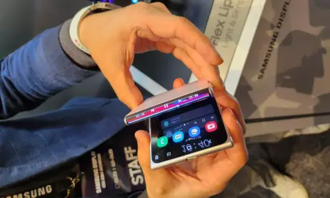 Brutális pixelsűrűségű és 360 fokban hajtható OLED kijelzőt villantott a Samsung