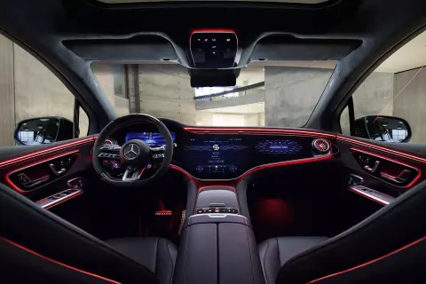 A Mercedes is felpattant az MI vonatra, emberi módon fognak beszélni az autói