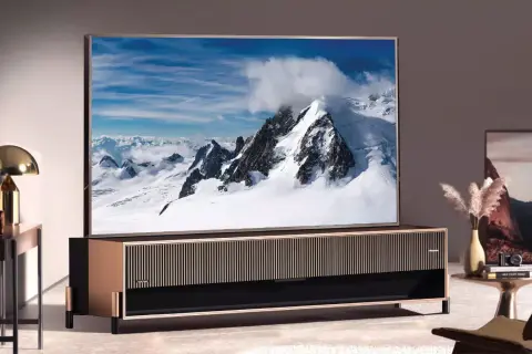 Hisense: Jön a feltekeredő lézertévé és a 10 000 nites fényerőre képes Mini LED TV