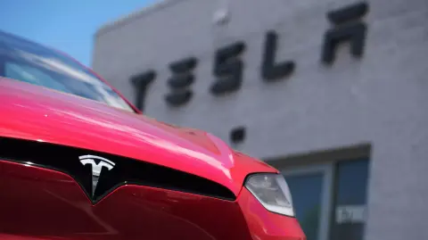 Óriási visszahívásra kényszerül a Tesla…