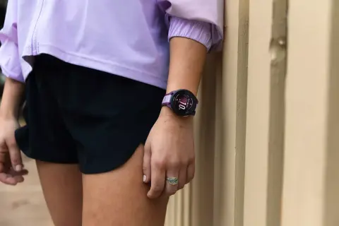 Középkategóriás Garmin futóóra jött OLED panellel, élénk színekben